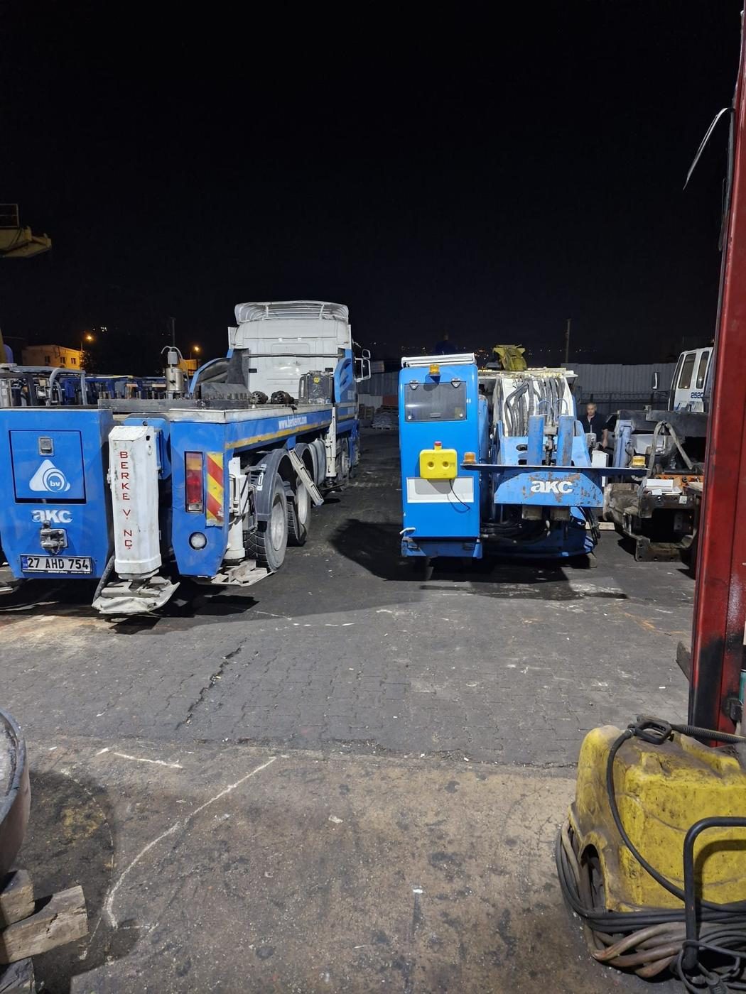 Teknisyen mobil vinç üzerinde hidrolik tamir çalışması